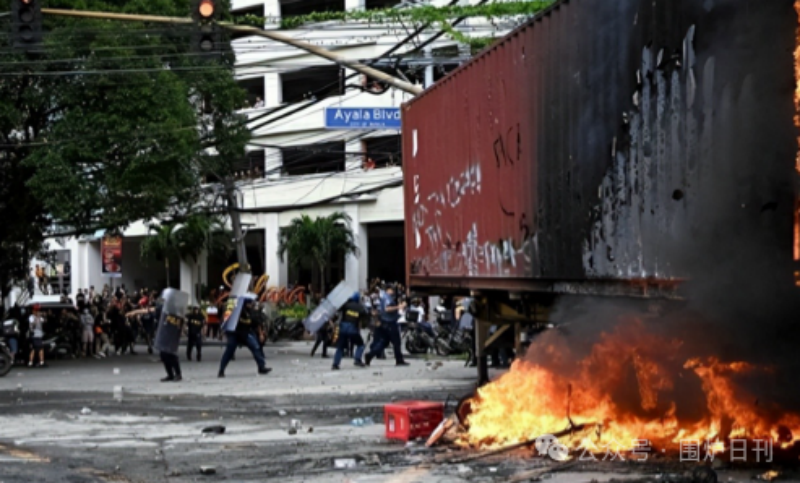 总统府前被烧成火海，总统却下落不明！菲律宾一夜变天，20城全乱了！