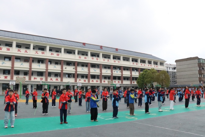 1774593038327684.jpg 学生跳绳表演.JPG