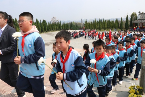 1775032010310658.jpg 敬献鲜花.JPG