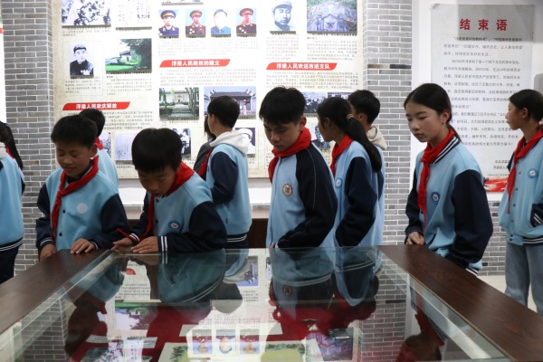 1775032042180745.jpg 参观革命历史陈列馆.JPG